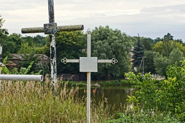 Two Gray Old Metal Crosses Grass Graves Cemetery Sky — Fotografia de Stock