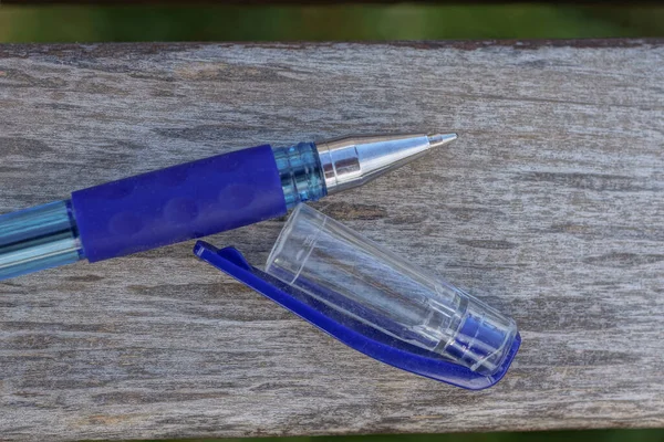 Одна Синя Біла Письмова Ручка Металу Пластику Шапочкою Лежить Сірому — стокове фото