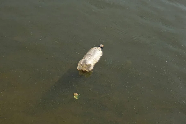 One Old White Plastic Bottle Lies Gray Water Lake Nature — Foto de Stock