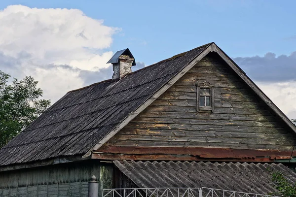 Old Gray Wooden Attic Rural House Small Window Slate Roof — 图库照片