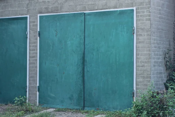 One Large Facade Gray Brick Garage Green Iron Gates Street — Foto Stock