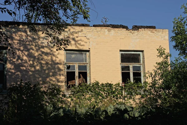 Facade Brown Old Burnt House Empty Broken Two Windows Overgrown — 图库照片