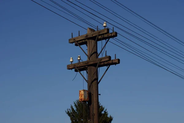One Gray Old Wooden Electric Pole Wires Blue Sky — Fotografie, imagine de stoc