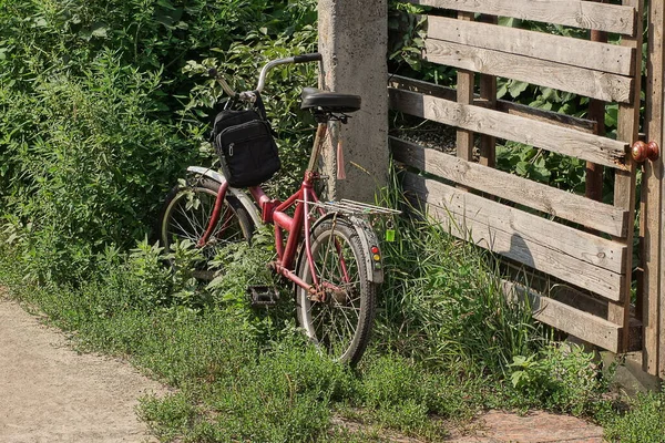 One Old Red Bicycle Stands Street Green Grass Vegetation Gray — Stockfoto