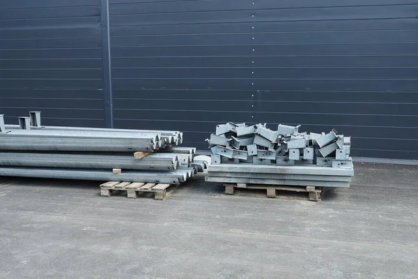Pile Gray Metal Parts Iron Long Corners Wooden Pallets Outdoors — Fotografia de Stock