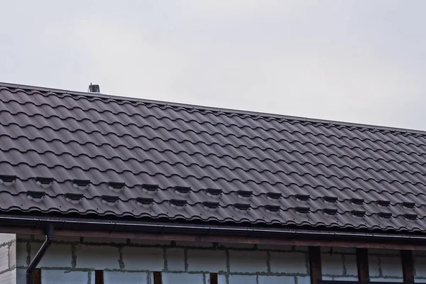 Part White Brick House Black Tiled Roof Street Gray Sky — Stok fotoğraf