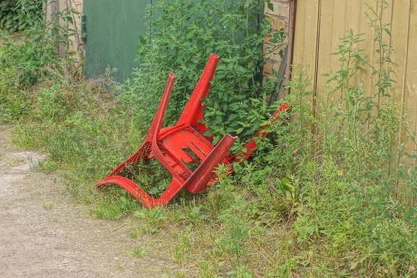 One Old Plastic Broken Red Chair Stands Green Grass Street — Stock Fotó