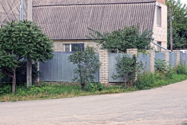 Long Wall Fence Made Gray Metal White Bricks Green Vegetation — Stock Photo, Image