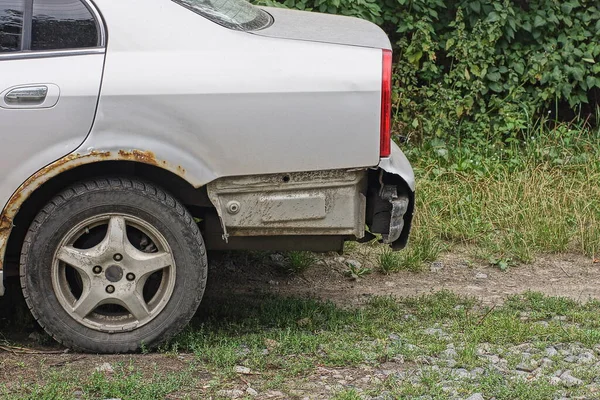 Part Gray Passenger Car Removed Bumper Black Wheel Green Grass — Stockfoto