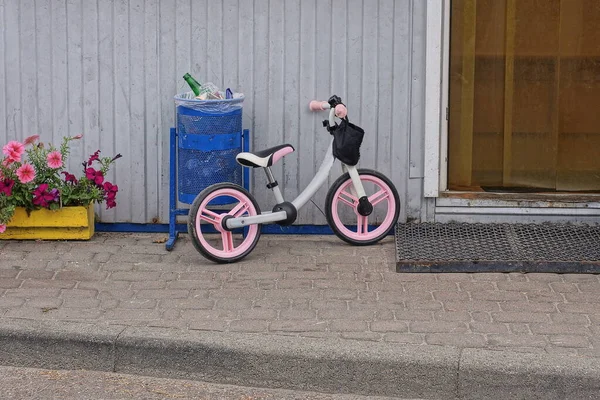 One Small White Pink Bicycle Stands Sidewalk Gray Wall Blue — Stockfoto