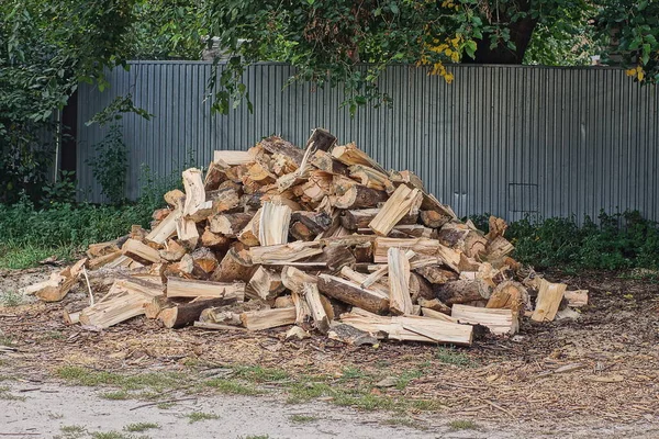 Large Pile Chopped Brown Wooden Firewood Outdoors Grass Gray Fence — Stockfoto