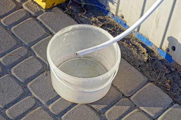 White Water Hose Empty Plastic Bucket Stands Gray Sidewalk Street — 图库照片