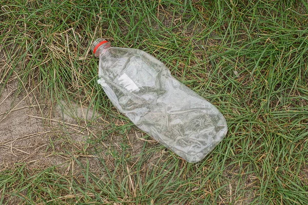 Lixo Uma Garrafa Plástico Branco Vazio Encontra Grama Verde Natureza — Fotografia de Stock