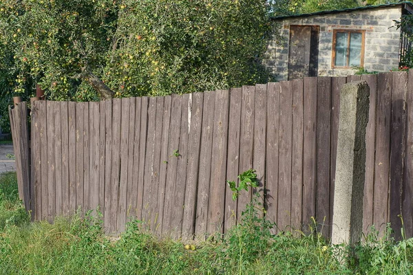 Long Old Wooden Gray Brown Fence Wall Rural Street Green —  Fotos de Stock