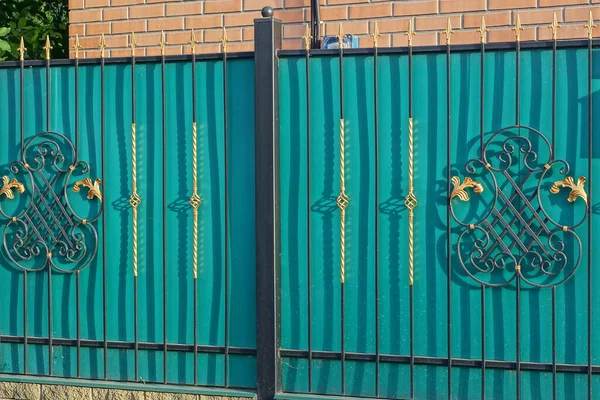One Large Closed Green Metal Gate Black Forged Pattern Outdoors — Stock Photo, Image