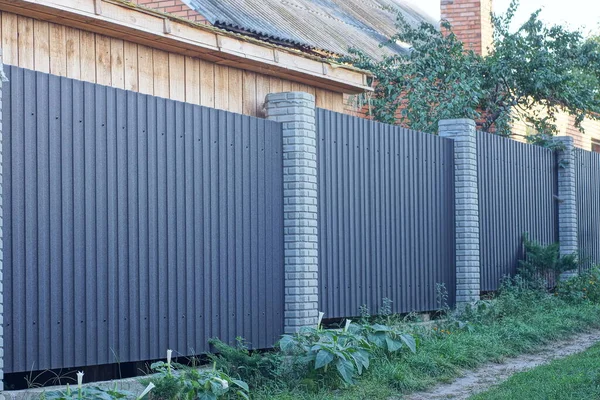 Long Fence Wall Black Metal Gray Bricks Street — Stok fotoğraf