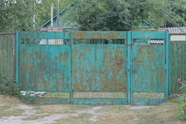 Old Green Metal Gate Closed Iron Door Brown Rust Wooden — 图库照片