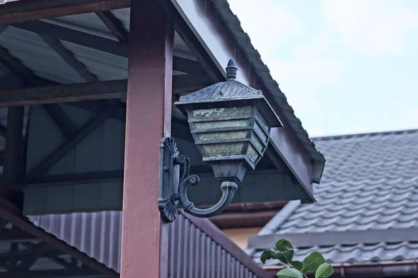 Een Zwarte Metalen Vintage Lantaarn Hangt Aan Een Ijzeren Bruine — Stockfoto