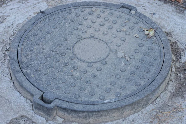 One Black Metal Sewer Hatch Lies Gray Concrete Street — Foto Stock
