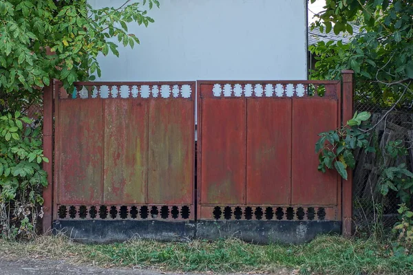 One Old Closed Metal Gate Rural Street Green Vegetation — Fotografia de Stock