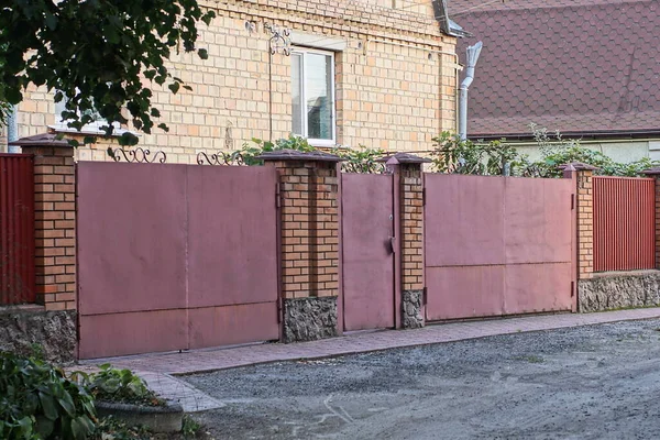Portail Métallique Rouge Porte Sur Mur Une Clôture Fer Briques — Photo