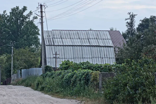 Mansardă Mare Unei Case Rurale Sub Acoperiș Gri Ardezie Spatele — Fotografie, imagine de stoc