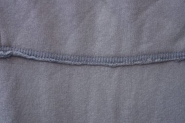 Buruşmuş giysi ve dikişlerden gri kumaş dokusu