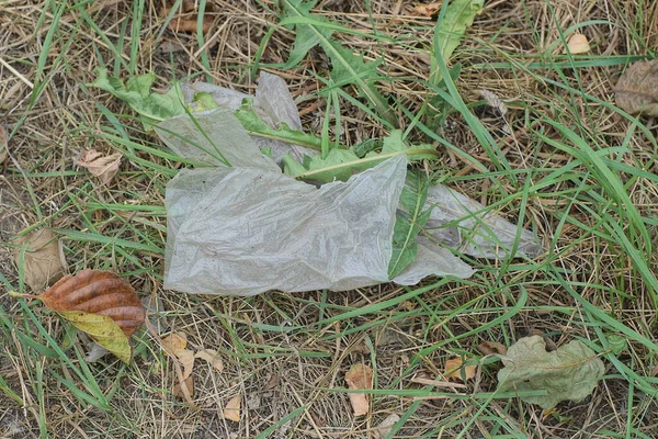 Lixo Pedaço Plástico Branco Saco Plástico Velho Está Chão Cinza — Fotografia de Stock