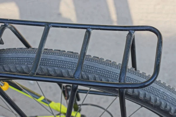 Jeden Czarny Metalowy Bagażnik Nad Kołem Roweru Sportowego Ulicy Szarym — Zdjęcie stockowe