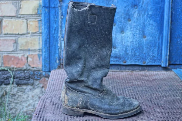 Один Старый Черный Брезентовый Ботинок Стоит Коричневом Пороге Возле Голубой — стоковое фото