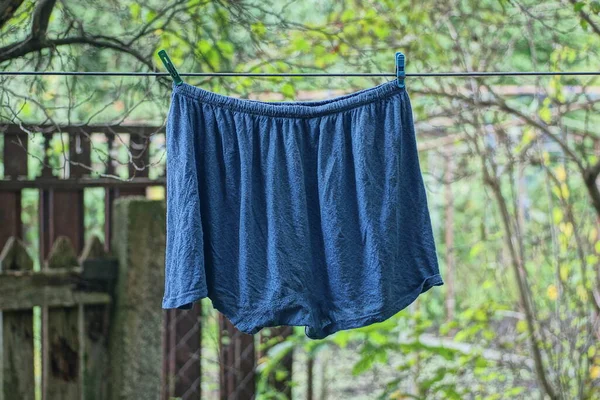 Een Korte Broek Blauwe Stof Hangt Aan Een Draad Straat — Stockfoto