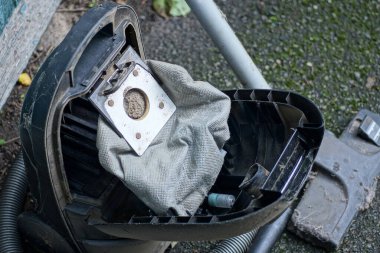 Gri beyaz çöp torbasıyla elektrikli süpürgeyi aç