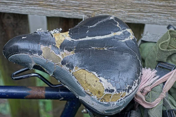 Jeden Czarny Szary Podarty Skórzane Siodło Rowerowe Rowerze Retro Ulicy — Zdjęcie stockowe