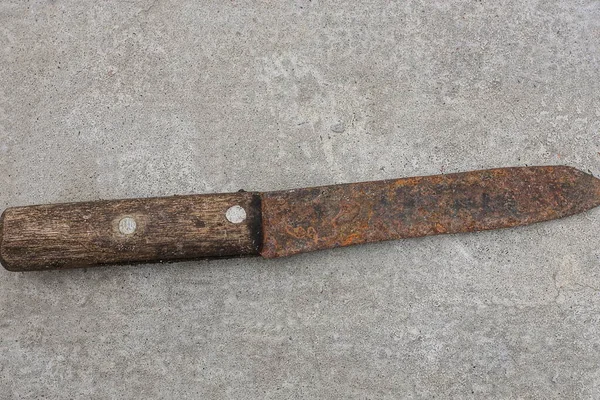 Jeden Stary Duży Żelazny Nóż Brązowej Rdzy Drewnianą Rączką Leży — Zdjęcie stockowe