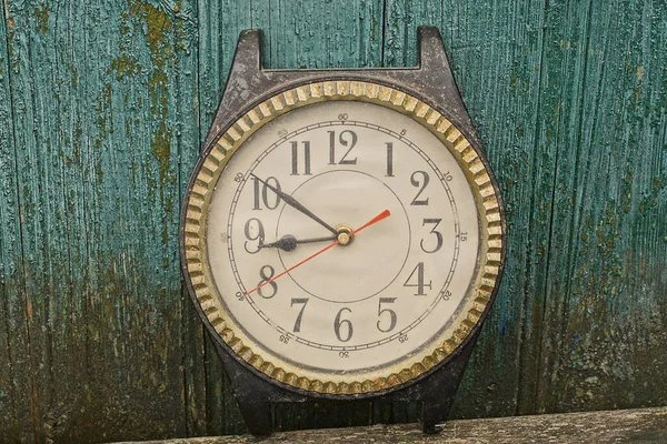Grande Velho Relógio Alado Preto Marrom Plástico Fica Uma Mesa — Fotografia de Stock
