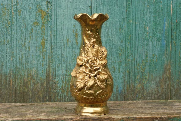 Vieux Vase Verre Jaune Vide Tient Sur Une Table Contre — Photo