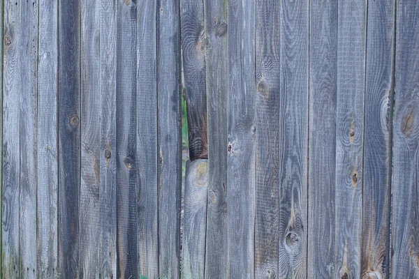乡村街道上带有碎板的灰色旧木制篱笆墙的一部分 — 图库照片