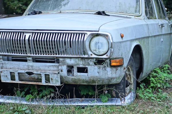 Один Старый Серый Ретро Автомобиль Белой Фарой Стоит Зеленой Траве — стоковое фото