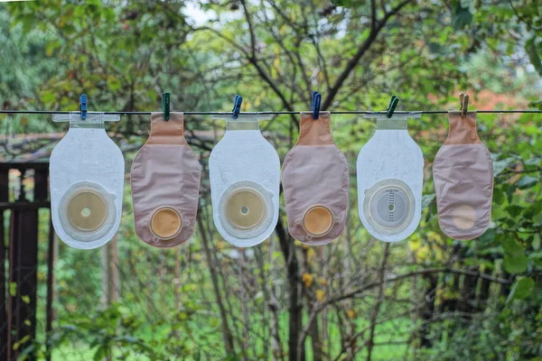 Una Fila Bolsas Colostomía Médica Plástico Blanco Marrón Cuelgan Alambre — Foto de Stock