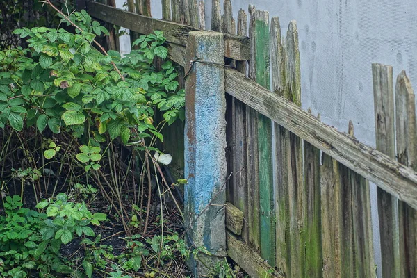 Egy Régi Szürke Kerítés Része Törött Deszkákkal Beton Kék Oszloppal — Stock Fotó