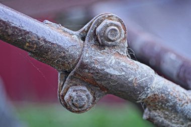 Sokakta fındık ve vida ile eski bir demir kahverengi boru inşaatının bir parçası.