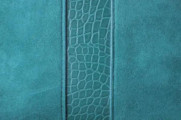 Textura Verde Pedaço Camurça Com Uma Tira Couro — Fotografia de Stock