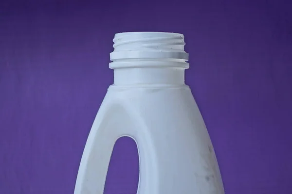 Parte Una Botella Plástico Sucia Blanca Abierta Sobre Fondo Púrpura —  Fotos de Stock