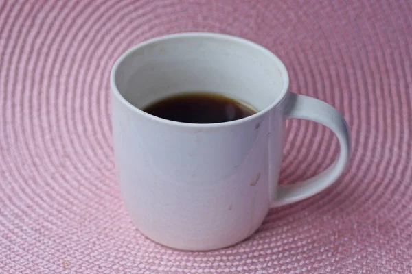 Barna Kávé Egy Fehér Kerámia Csésze Áll Egy Rózsaszín Asztalon — Stock Fotó