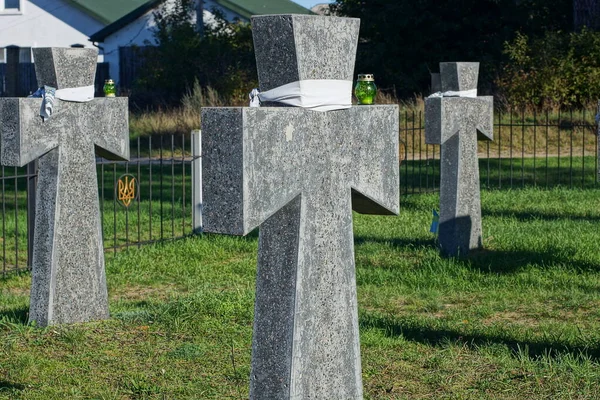 Uma Linha Cruzes Mármore Pedra Cinza Sepulturas Grama Verde Cemitério — Fotografia de Stock