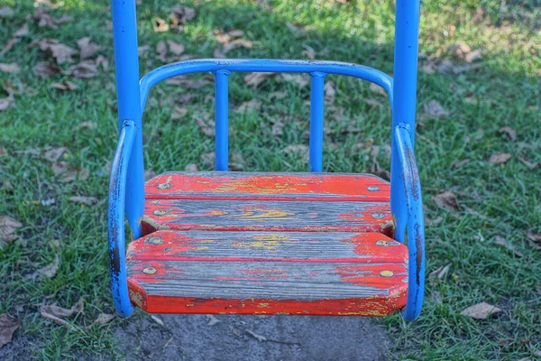 Одне Порожнє Сидіння Блакитного Металу Червоних Дощок Вулиці Фоні Зеленої — стокове фото