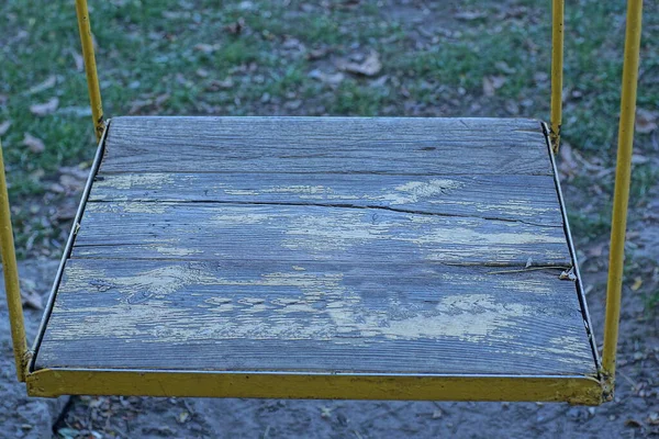 Одне Велике Порожнє Сидіння Жовтого Металу Сірих Дощок Вулиці Фоні — стокове фото