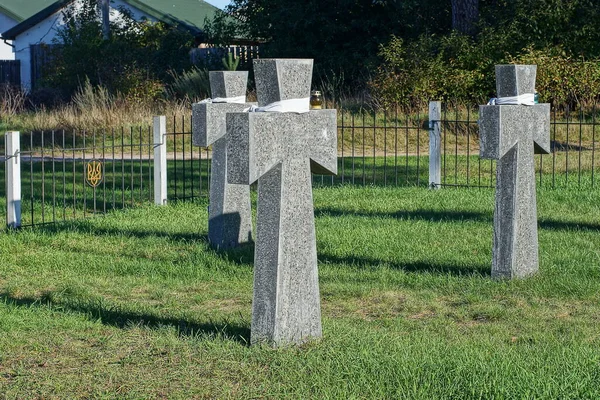 Una Fila Cruces Mármol Piedra Gris Sobre Tumbas Hierba Verde —  Fotos de Stock