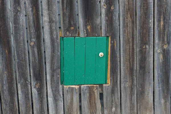 Küçük Bir Kare Kapalı Yeşil Kapı Gri Tahta Tahta Duvarlar — Stok fotoğraf