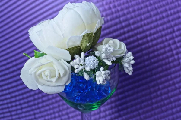 Deel Een Grote Glazen Beker Met Witte Kunstbloemen Rozen Blauwe — Stockfoto